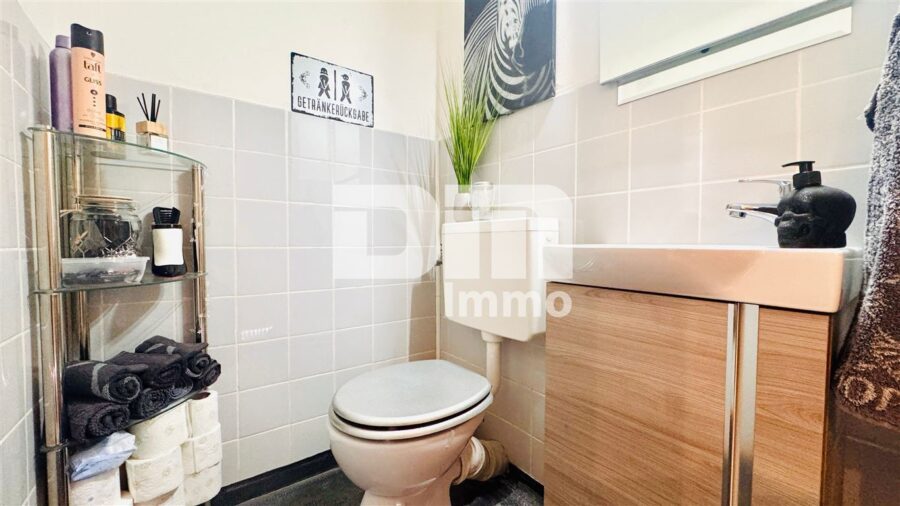 Modernisierte 3-Zimmerwohnung mit Balkon und fantastischem Panoramablick - Gäste WC